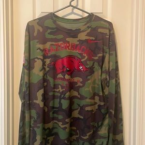 MEN’S DF NIKE CAMO ARKANSAS RAZORBACKS LS TEE